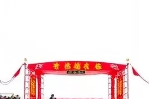 每日黑料首屏主视觉：深紫与淡薰衣草色的编辑部分栏版面，中央为当日条目清单