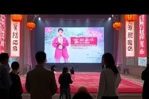 《十七楼灯》夜景剧照，高楼窗格透出灯光