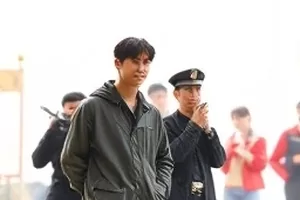 《木棉与铁》海报，木棉花与生锈铁架