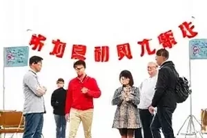 《长夜拾光》电影卡面，夜色底纹与片场灯光光斑